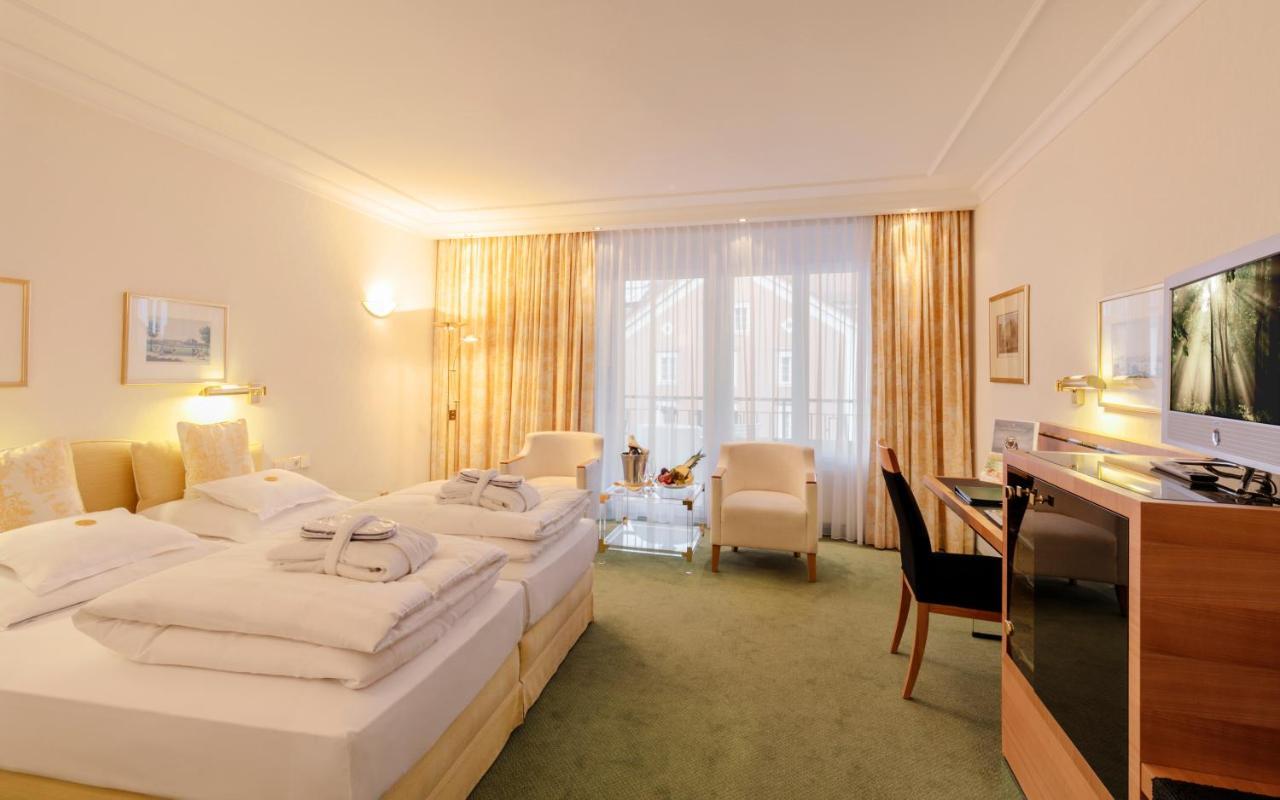 ホテル バイエリッシャー ホフ リンダウ エクステリア 写真 A typical hotel room