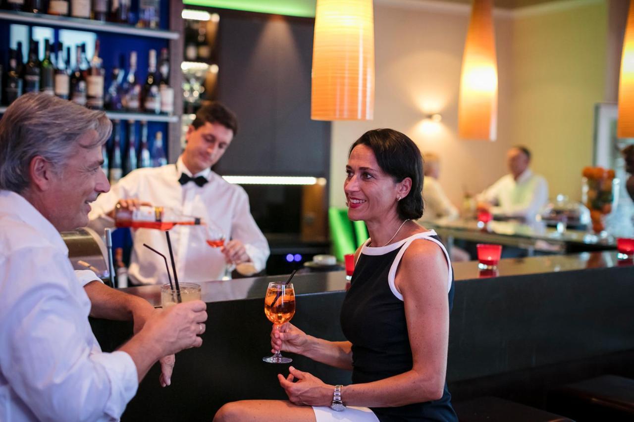 ホテル バイエリッシャー ホフ リンダウ エクステリア 写真 A woman drinking a cocktail