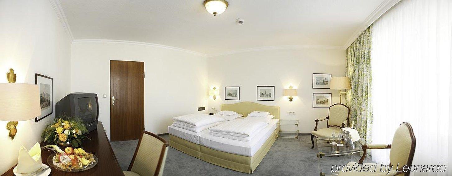 ホテル バイエリッシャー ホフ リンダウ 部屋 写真 A typical hotel room