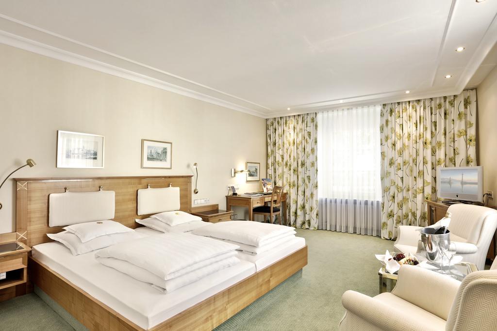 ホテル バイエリッシャー ホフ リンダウ エクステリア 写真 A typical room at the Hotel Axelmannstein