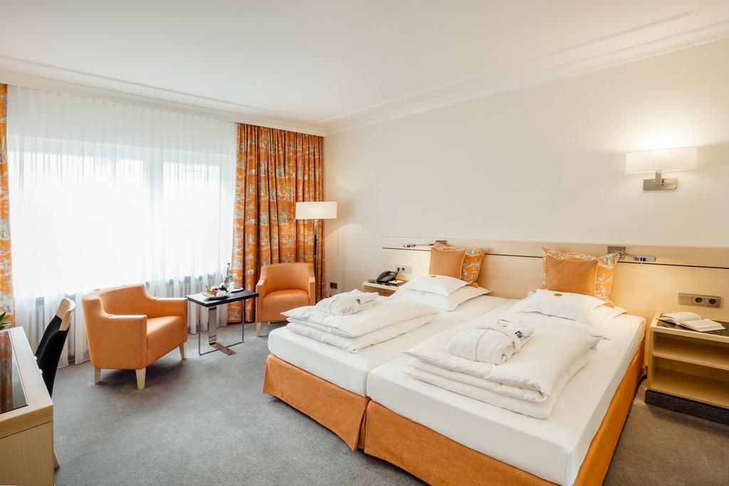 ホテル バイエリッシャー ホフ リンダウ エクステリア 写真 A typical hotel room