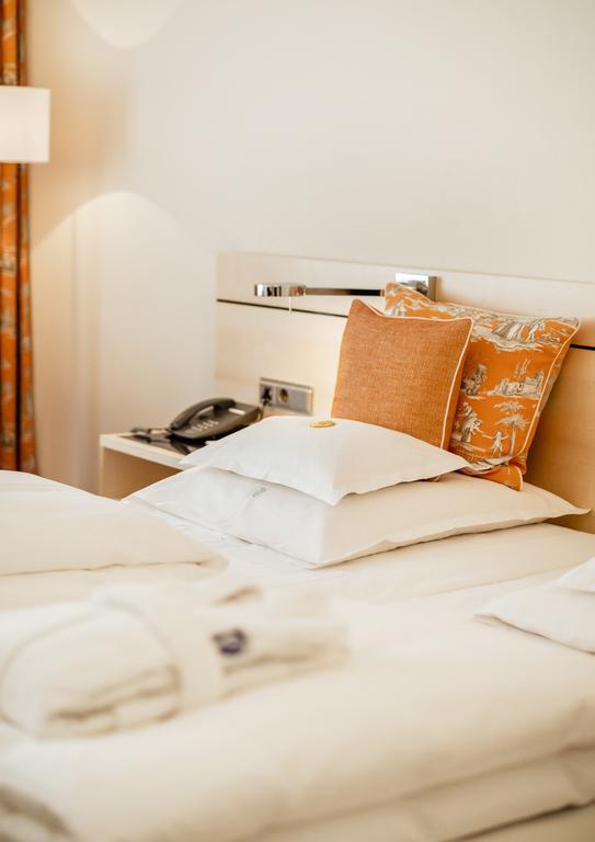 ホテル バイエリッシャー ホフ リンダウ エクステリア 写真 A bed with cushions