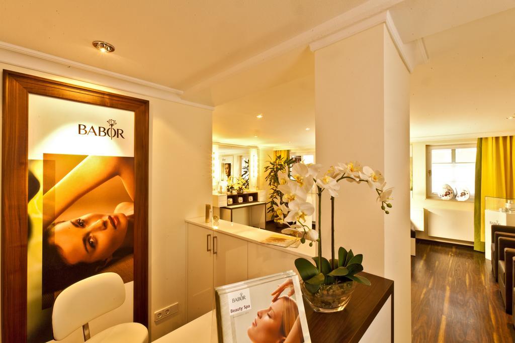 ホテル バイエリッシャー ホフ リンダウ エクステリア 写真 A typical salon interior