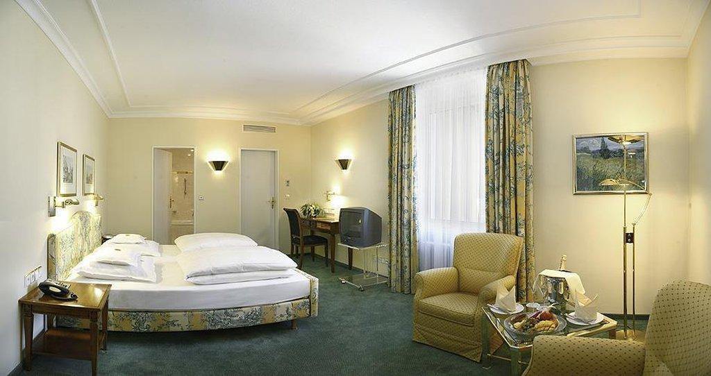 ホテル バイエリッシャー ホフ リンダウ エクステリア 写真 A typical hotel room