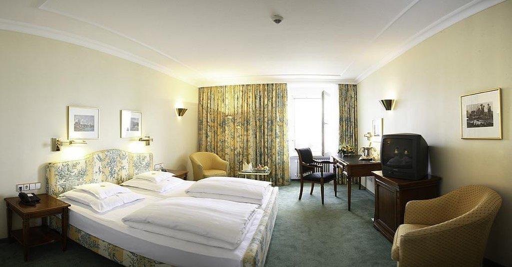 ホテル バイエリッシャー ホフ リンダウ エクステリア 写真 A typical hotel room