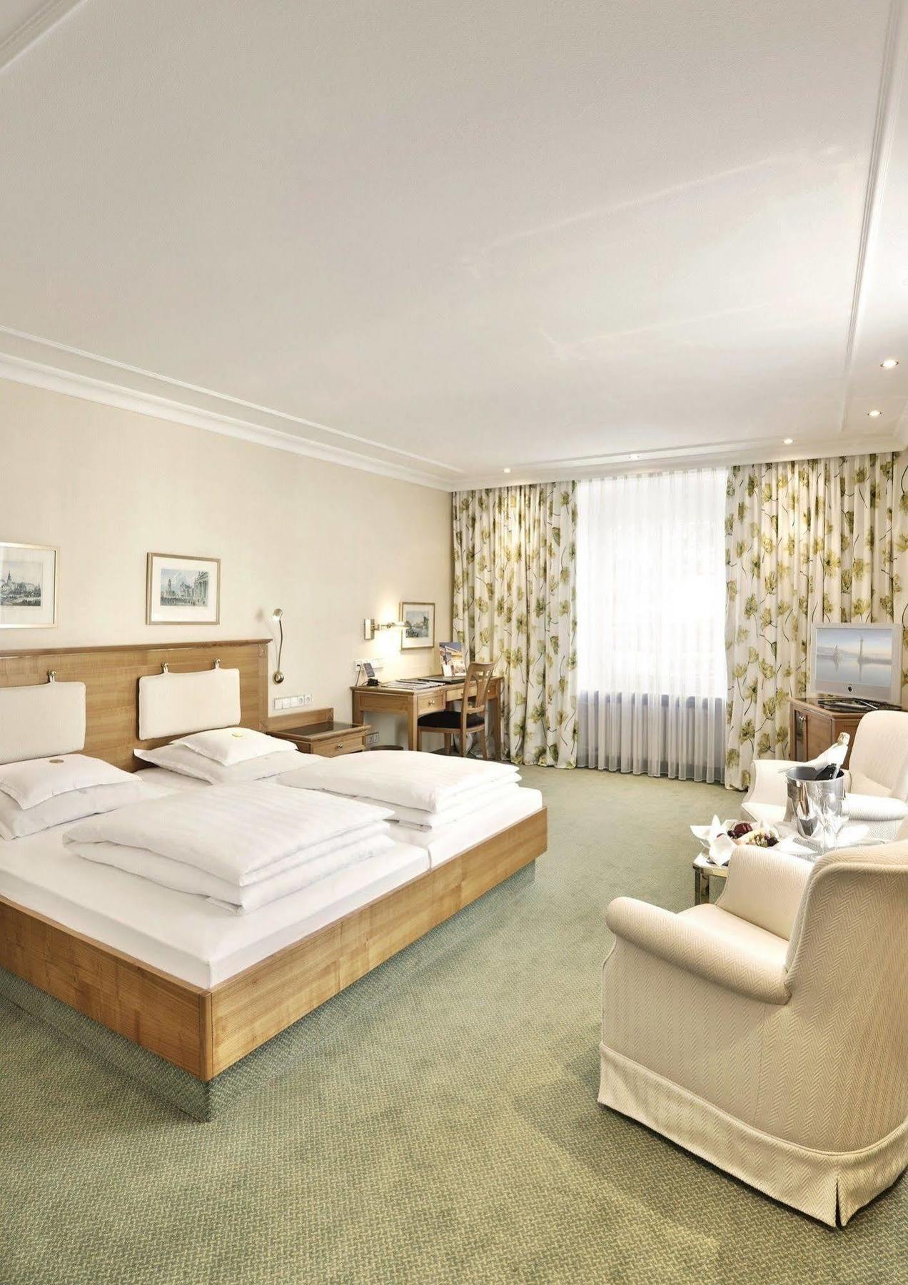 ホテル バイエリッシャー ホフ リンダウ エクステリア 写真 A typical room at the hotel