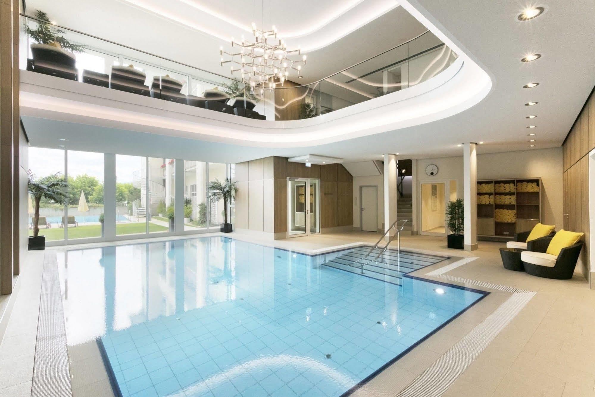 ホテル バイエリッシャー ホフ リンダウ エクステリア 写真 The swimming pool at the hotel