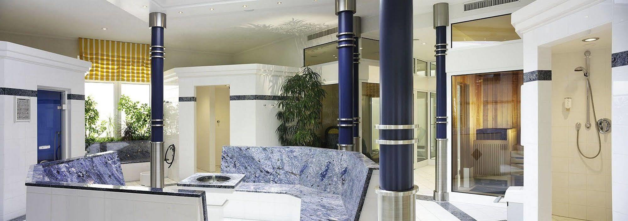 ホテル バイエリッシャー ホフ リンダウ インテリア 写真 Stainless steel columns